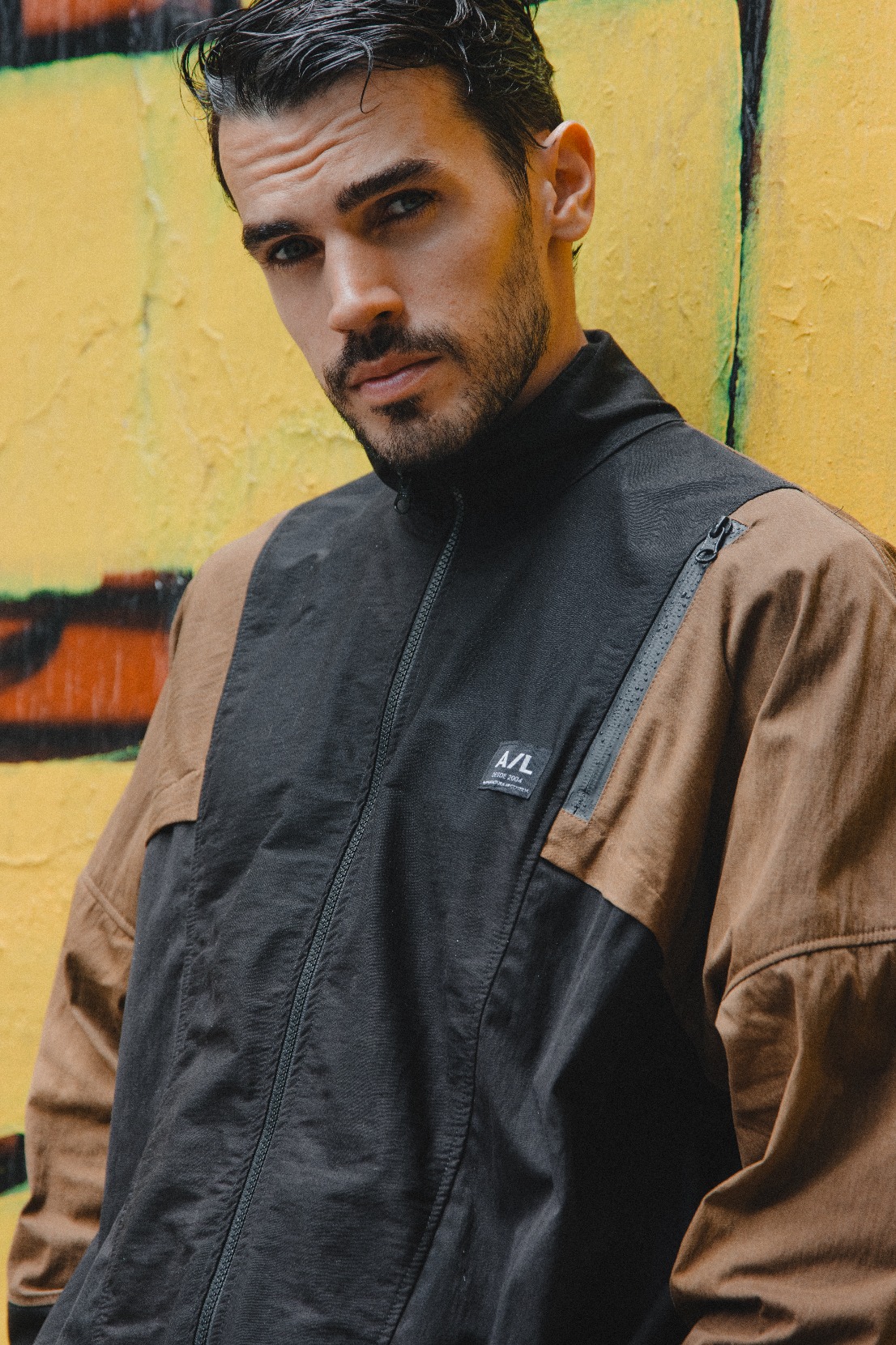 Modelo vistiendo ropa urbana